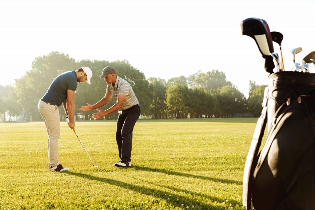 manfat bermain golf