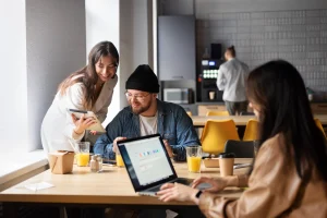8 Alasan Offline Marketing Bisa Membawa Bisnis Naik Level!
